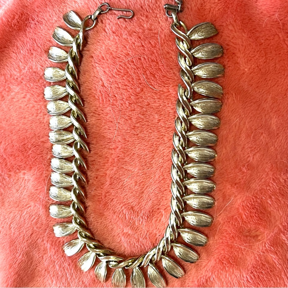 Vintage Lisner Bold Gold Statement Women's Necklace - Picture 2 of 6